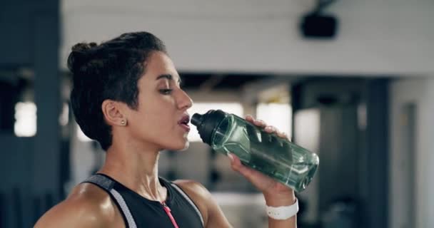 Vrouw Drinken Water Sportschool Voor Sportvakantie Energie Workout Prestaties Dorstige — Stockvideo