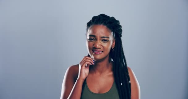Siyah Bir Kadın Üzgün Travma Depresyon Gri Arka Planda Yas — Stok video