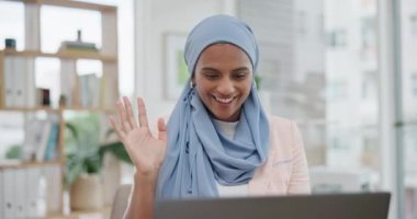 İş kadını, dizüstü bilgisayar ve video konferansında selamlaşma, el sallama ve ofis veya teknoloji. İletişim, ağ ve sanal toplantı için mutlu Müslüman kişi, web sitesi ve İnternet.