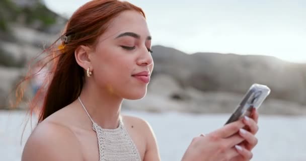 Mujer Sonríe Escribe Con Teléfono Playa Para Las Redes Sociales — Vídeos de Stock