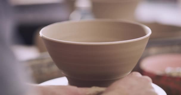 在工作室 车间或创意课上 用陶瓷碗和砂轮制作产品 具有工艺 独特形状或手工陶瓷设计 制造或泥浆质感的艺术 工艺和业余爱好 — 图库视频影像