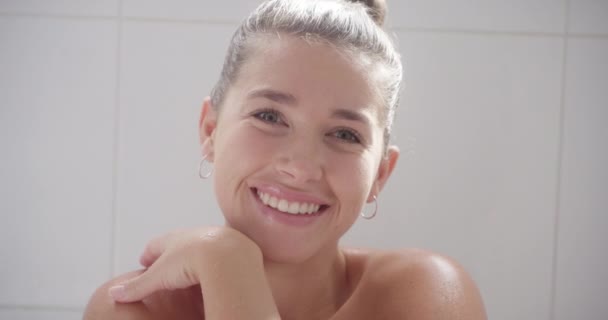 Kadın Sabah Portre Banyo Gülümseme Kozmetik Güzelliği Ile Temizlik Cilt — Stok video