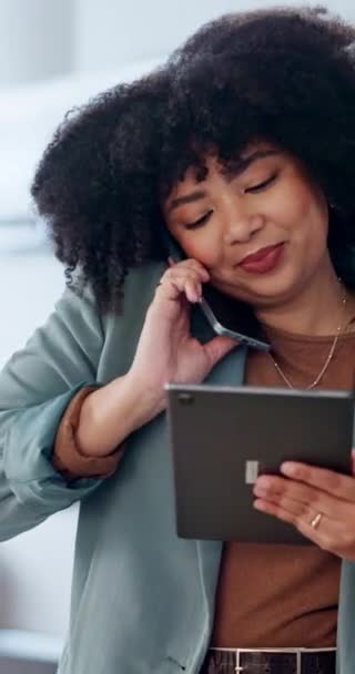 Ευτυχής Γυναίκα Tablet Και Τηλέφωνο Για Επικοινωνία Κατά Την Εκκίνηση — Αρχείο Βίντεο