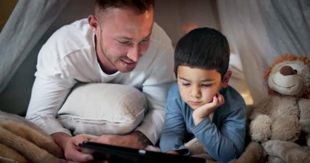 Tablet Pensamento Infantil Pai Com Forte Quarto Para Mídia Social — Vídeo de Stock