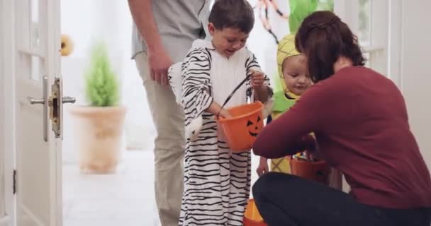 Halloween Koleda Cukroví Dětmi Kostýmu Dovolené Lucernou Košíkem Štěstím Otec — Stock video