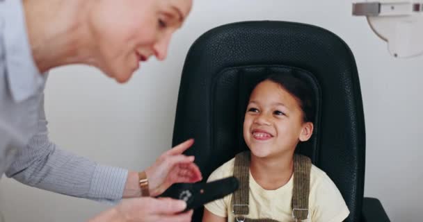 Осмотр Глаз Пациент Ребенок Оптометристом Проверки Зрения Глазного Здоровья Консультации — стоковое видео