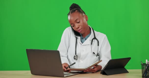绿色屏幕 服务和一个医生的电话保健隔离在工作室的背景 笔记本电脑 结果和一名黑人妇女在手机上进行通信以获得医疗支持和笔记 — 图库视频影像