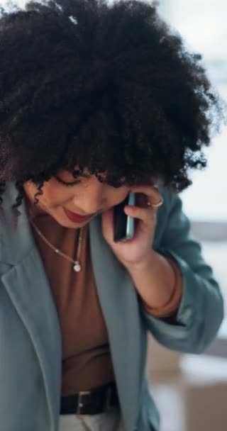 Glückliche Frau Telefoniere Und Rede Mit Dem Versand Büro Für — Stockvideo