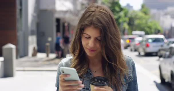 ニューヨークでテキスト メッセージのために 市内の電話で飲んだり コーヒーを飲んだり 通りのコミュニケーションのためのインターネット アプリまたはソーシャルメディアのためのモバイルとの女性学生 カップまたは飲料 — ストック動画