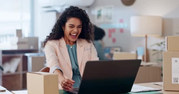 Perempuan Menang Pada Laptop Dan Logistik Sukses Kantor Atau Memulai — Stok Video