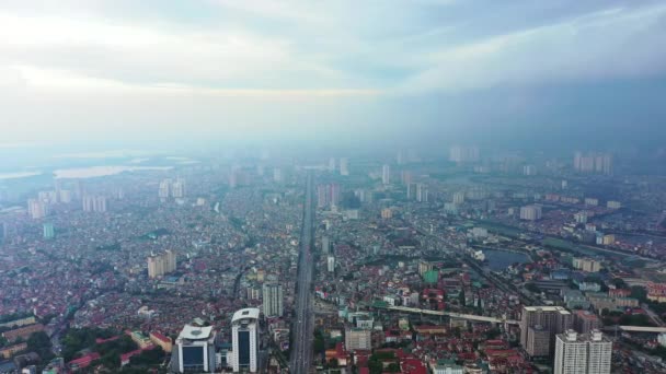 空中无人飞机 城市和建筑物与越南河内的小径公路 风景或城市郊区 工业建筑 城市景观或上方有街道 柏油或天空云彩的房屋的顶部视图 — 图库视频影像