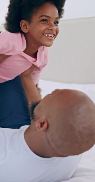 Vliegtuig Meisje Vader Bed Spelen Met Geluk Hechting Ondersteuning Slaapkamer — Stockvideo