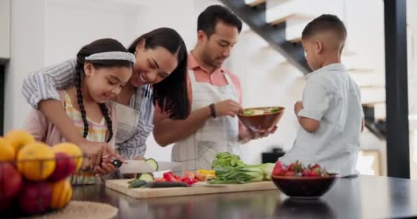 Öğrenme Çocuklar Ebeveynler Birlikte Mutfakta Yemek Pişirme Kalkınma Desteği Sebzeler — Stok video