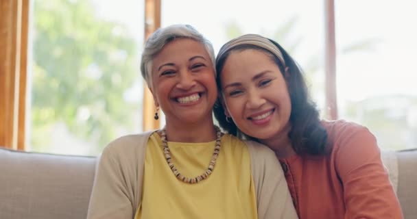 Liebe Mutter Und Tochter Auf Dem Sofa Vor Glück Bindung — Stockvideo