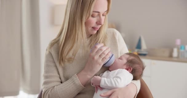 Melk Fles Een Moeder Voeden Haar Baby Samen Een Slaapkamer — Stockvideo