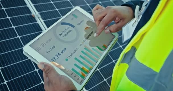 Paneles Solares Manos Tecnología Pantalla Tableta Para Análisis Datos Calefacción — Vídeo de stock