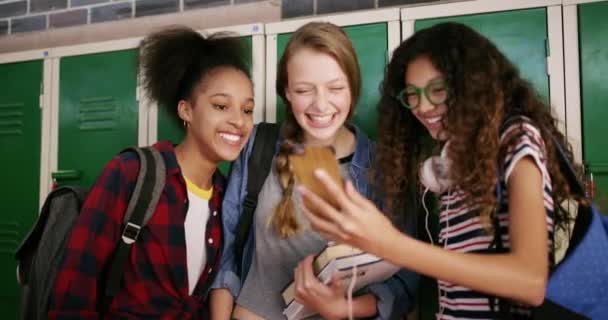 Studenten Groep Telefoon Middelbare School Locker Voor Sociale Media Grappige — Stockvideo