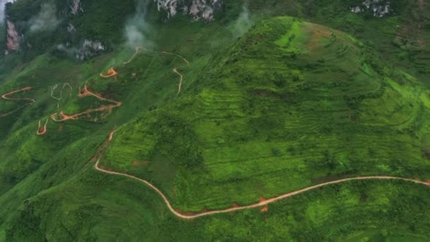 Drone Montañas Verdes Paisaje Carretera Para Viajar Aventura Vacaciones Con — Vídeos de Stock