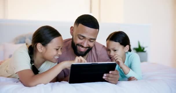 子供たち 笑顔でベッドルームのタブレット ゲーム 読書ブックのストーリーを自宅で ハッピー ガールズの子供たちは面白い漫画を見て デジタルマルチメディアとサブスクリプションをストリーミング — ストック動画