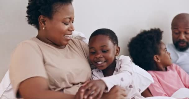 Glad Kittlande Och Svart Familj Har Roligt Sängen Tillsammans Moderna — Stockvideo
