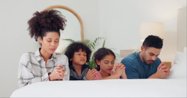 家庭和祈祷与信仰 孩子或崇拜与上帝 结合在一起或家庭 有孩子的母亲或父亲 夜晚或放松与统一 精神或宗教与基督教 — 图库视频影像