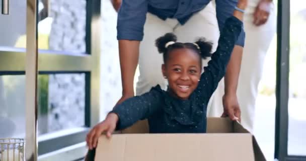 Otec Dívka Hraní Krabici Nového Domova Oslavu Nebo Nadšení Nemovitostí — Stock video
