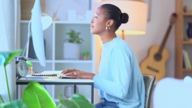 Evde çalışırken bilgisayarda yazan bir kadın. Afrikalı serbest yazar mesajları okuyor ve online bir proje için araştırma yapıyor. Uzaktan çalışan blog yazarı ve internette fikirler arıyor..