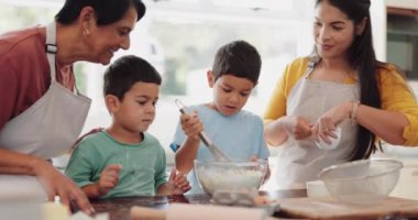 Büyükanne, takım çalışması mı, çocuklarla mutfakta yemek pişirmek mi aile evinde yemek tarifi öğrenmek mi? Yiyecek, büyüme gelişimi ya da çocuklara kurabiye için un karıştırmada yardım eden ya da öğreten mutlu büyükanne..