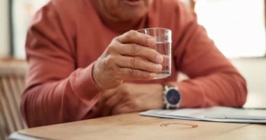 Su içmek, yaşlı adam ve Parkinson ya da oturma odasında elleri titreyen bir titreme. Huzurevinde hasta, yaşlı insan ve nöroloji, kas ya da sallanan hastalıklı cam..