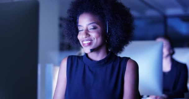 カスタマーサービス テレマーケティング 仮想通信のためのコンピュータで話すコールセンター 夜と女性 アフリカのエージェント ビジネスコンサルタントまたは金融チャットとFaqのセールス従業員の顔 — ストック動画