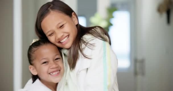 Αδελφές Πρόσωπο Και Χαμόγελο Αγκαλιά Για Την Αγάπη Σπίτι Και — Αρχείο Βίντεο