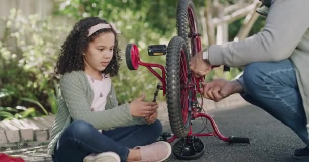 Küçük Mutlu Kız Büyükbabasıyla Bisikletiyle Antrenman Tekerleklerine Veda Ediyor Gururlu — Stok video