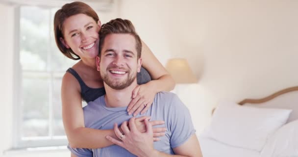 幸福的夫妻 面对和微笑在卧室拥抱爱情婚姻 健康的联系或忠诚的浪漫 女人和肖像画在家里作伴早上拥抱 度假或放松 — 图库视频影像