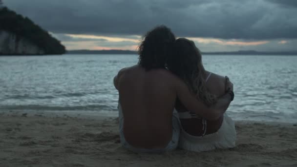 Pareja Espalda Abrazo Playa Por Noche Relajarse Por Amor Vinculación — Vídeos de Stock