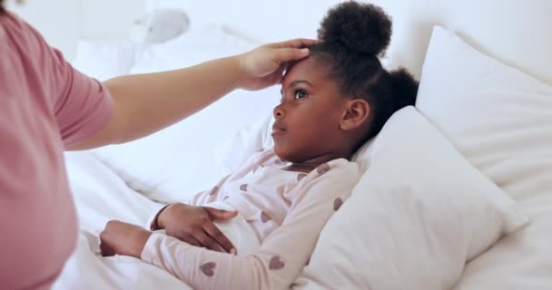 Hasta Elleri Kız Çocuğu Yatak Odasındaki Sağlığını Kontrol Etmek Veya — Stok video