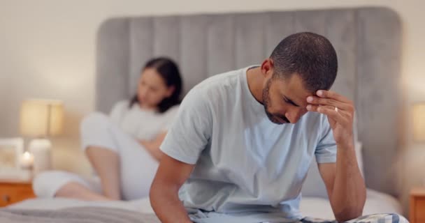 Homem Pensando Casal Frustrado Quarto Com Problema Estresse Crise Rompimento — Vídeo de Stock