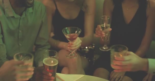 朋友们 在夜总会的派对摊位上举杯庆祝 在快乐的时刻庆祝鸡尾酒会 女人和欢呼的人一起在沙发上笑 或者在周末 迪斯科舞厅或者社交场合一起喝酒 — 图库视频影像