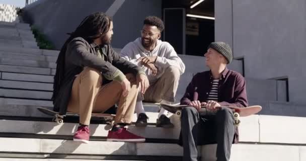 Hommes Amis Skateboard Parc Heureux Pour Sport Défi Chat Discussion — Video