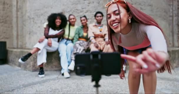 Amigos Mujeres Selfies Aire Libre Para Grupo Influencers Memoria Ciudad — Vídeos de Stock