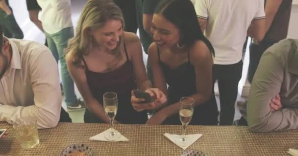 手机和女友在奢华 优雅和优雅的庆祝活动中享用香槟 电话和年轻的女人一起在夜总会和一杯起泡的葡萄酒交谈 — 图库视频影像