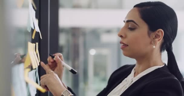 Femme Affaires Rédaction Planification Sur Note Collante Pour Flux Travail — Video