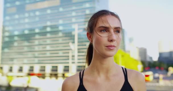 Fitness Cansado Mulher Verificar Tempo Cidade Após Exercício Treinamento Maratona — Vídeo de Stock