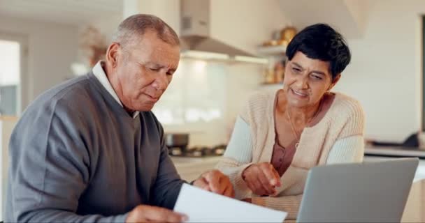 在债务 银行或退休计划等方面 老年人和老年人可以通过笔记本电脑进行交谈 厨房和老年男女在谈论抵押贷款或抵押贷款的文件 — 图库视频影像