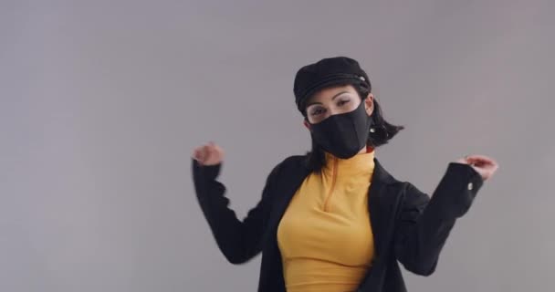 Cool Ansiktsmask Och Kvinna Med Mode Och Stil Studio Och — Stockvideo