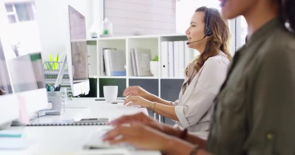 商界妇女 呼叫中心和办公室打字 以促进沟通 客户服务和电子商务支持 Crm计算机专业代理或顾问的面孔 在工作空间中的帮助或接触 — 图库视频影像