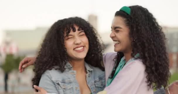 Emocionada Lesbiana Feliz Pareja Abrazar Con Confianza Cuidado Orgullo Comunidad — Vídeos de Stock