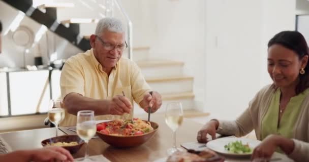Familia Cena Feliz Comedor Con Comida Para Vinculación Evento Conversación — Vídeos de Stock