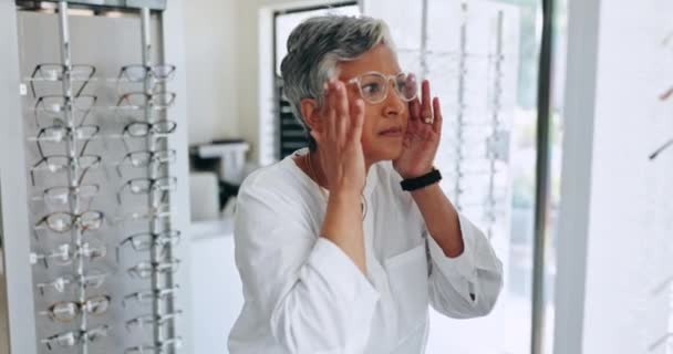 Окуляри Покупки Дзеркало Старшою Жінкою Перевіркою Оптометром Оглядом Очей Рішення — стокове відео