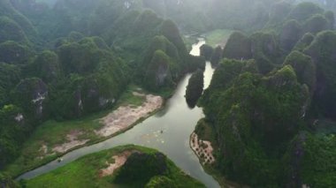 Manzara, köylü ve nehirli dağlar insansız hava aracı, seyahat ve Vietnam 'da orman ortamı. Asya ormanı, ağaçlar ve doğal su manzaralı yeşil çalı. Açık hava ve dünyanın uzak bölgeleri.