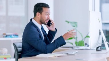 Genç şirket yöneticisi ve profesyonel iletişim projesi planları ve bir şirketteki müşterilerle yapılan anlaşmalar. Ofiste bilgisayarla uğraşırken telefonda konuşan bir iş adamı.